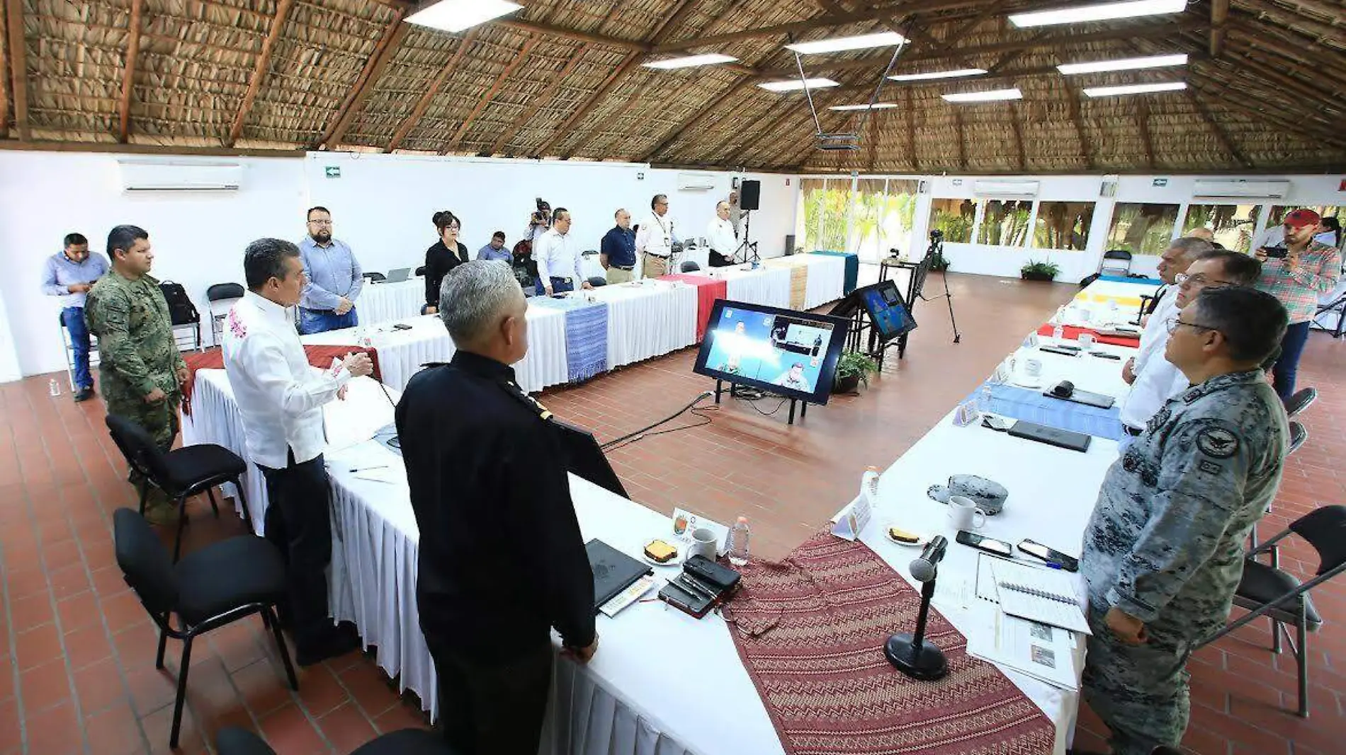 autoridades en mesa de seguridad